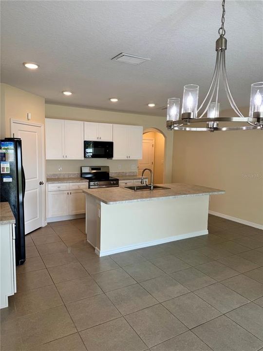 待售: $288,000 (4 贝兹, 2 浴室, 1828 平方英尺)