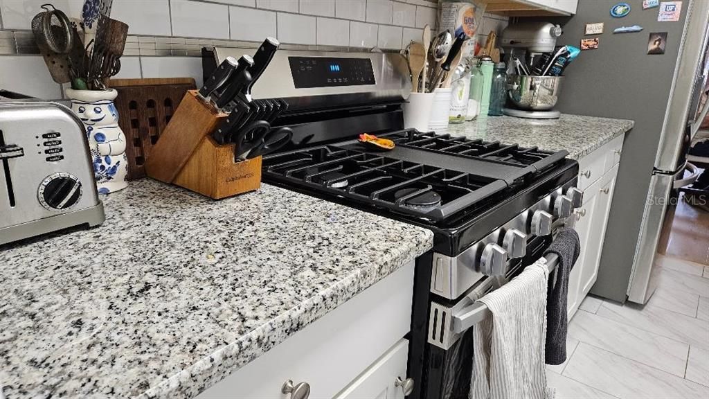 合同活跃: $119,900 (2 贝兹, 2 浴室, 915 平方英尺)