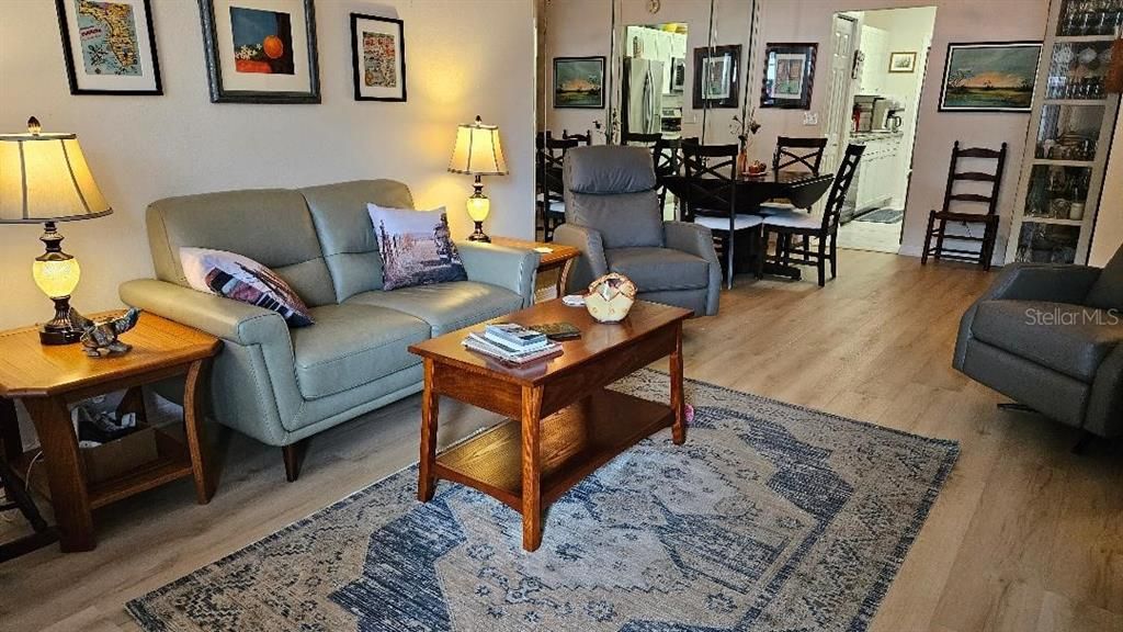 合同活跃: $119,900 (2 贝兹, 2 浴室, 915 平方英尺)