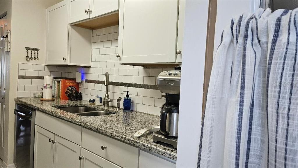 合同活跃: $119,900 (2 贝兹, 2 浴室, 915 平方英尺)