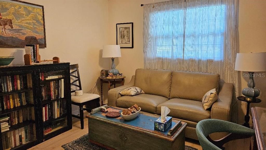 合同活跃: $119,900 (2 贝兹, 2 浴室, 915 平方英尺)