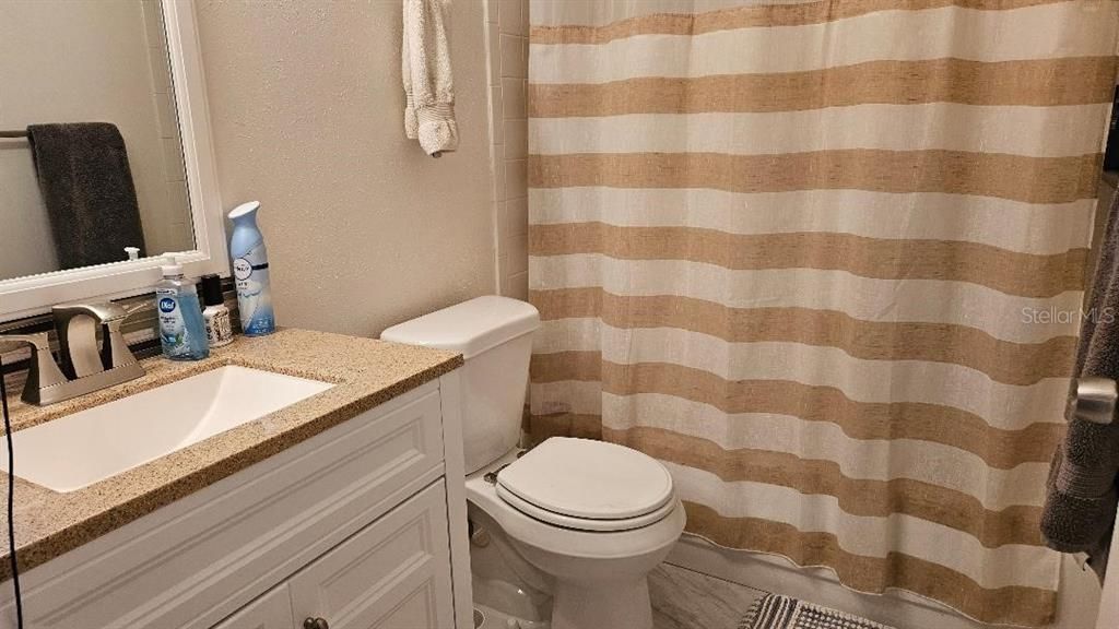 合同活跃: $119,900 (2 贝兹, 2 浴室, 915 平方英尺)