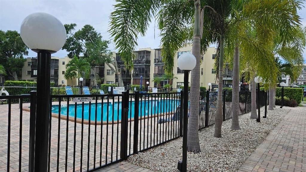 合同活跃: $119,900 (2 贝兹, 2 浴室, 915 平方英尺)