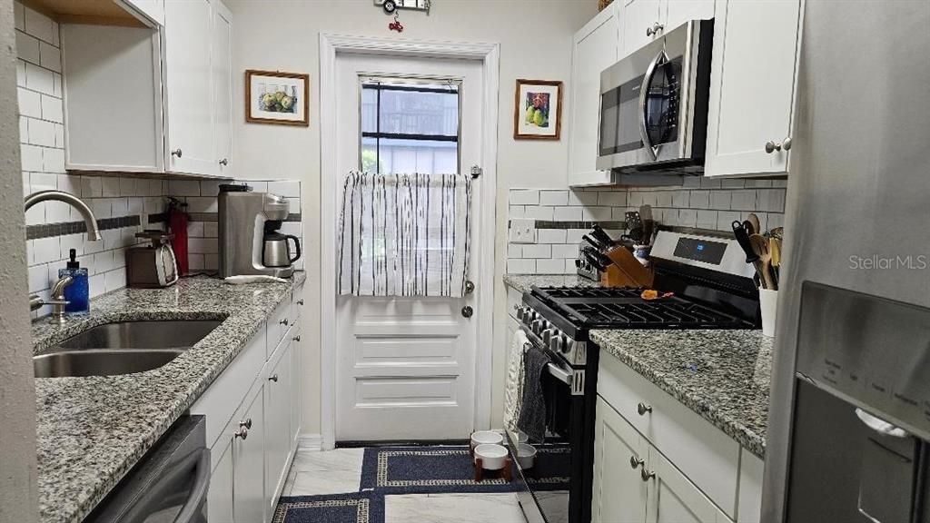 合同活跃: $119,900 (2 贝兹, 2 浴室, 915 平方英尺)