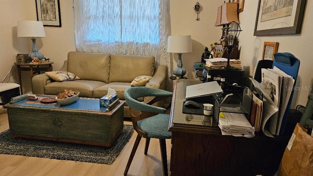 合同活跃: $119,900 (2 贝兹, 2 浴室, 915 平方英尺)