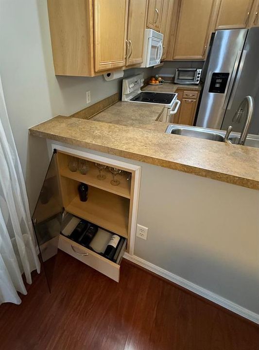 Active With Contract: $249,000 (2 beds, 2 baths, 1249 Square Feet)