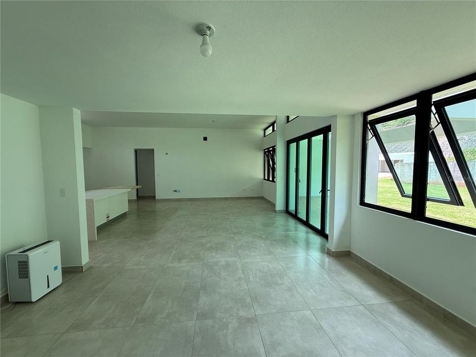 For Sale: $1,275,000 (4 beds, 2 baths, 2880 Square Feet)