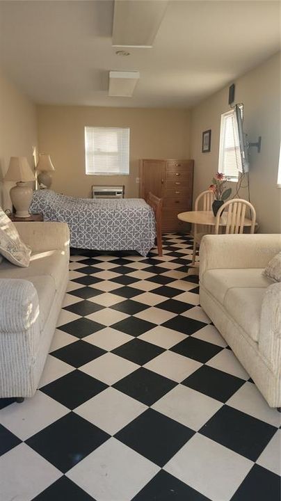 Под контрактом: $319,000 (4 спален, 2 ванн, 1078 Квадратных фут)