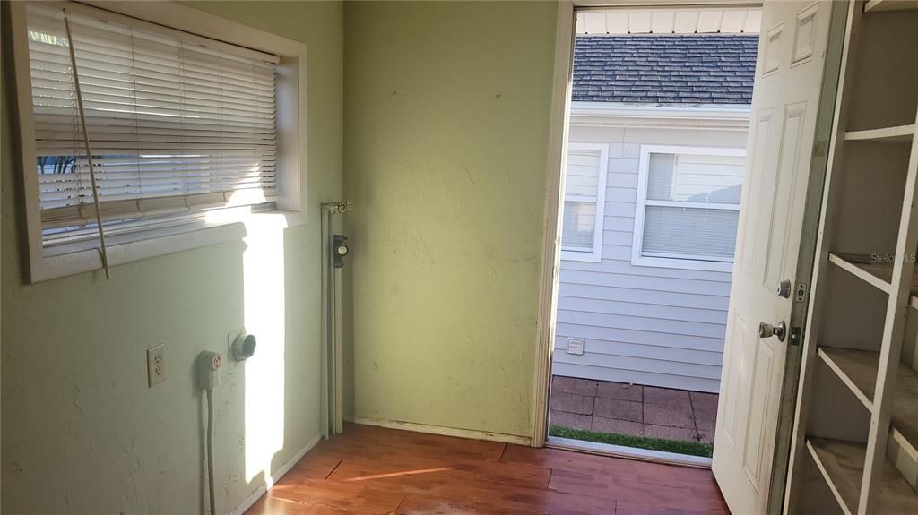 Под контрактом: $319,000 (4 спален, 2 ванн, 1078 Квадратных фут)