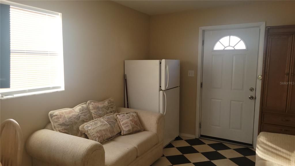 Под контрактом: $319,000 (4 спален, 2 ванн, 1078 Квадратных фут)