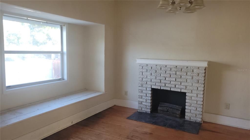 Под контрактом: $319,000 (4 спален, 2 ванн, 1078 Квадратных фут)