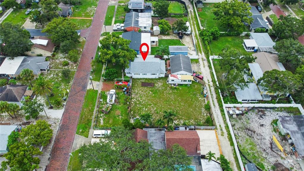 Под контрактом: $319,000 (4 спален, 2 ванн, 1078 Квадратных фут)