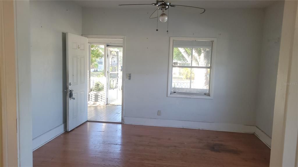 Под контрактом: $319,000 (4 спален, 2 ванн, 1078 Квадратных фут)