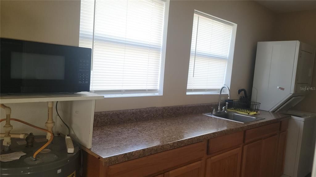 Под контрактом: $319,000 (4 спален, 2 ванн, 1078 Квадратных фут)