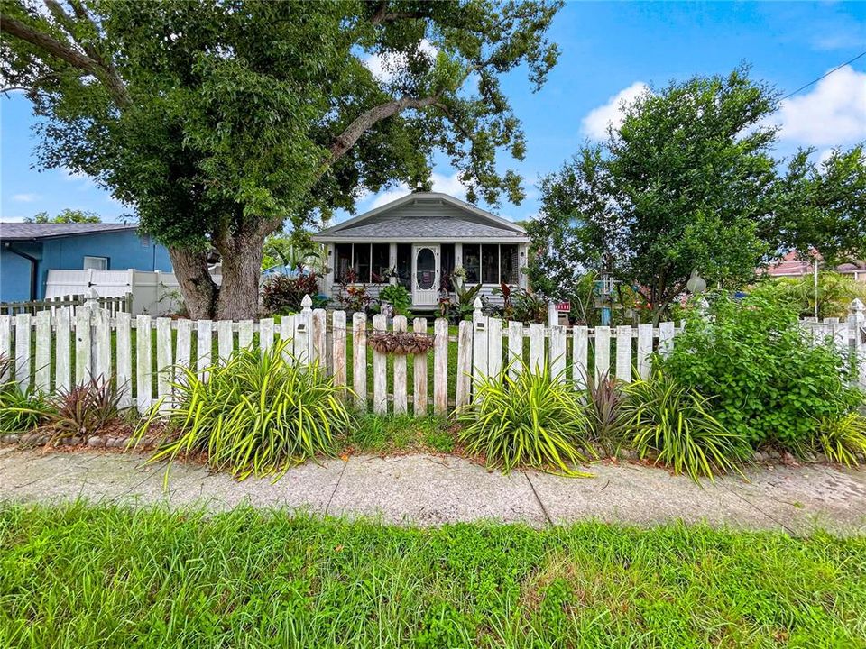 Под контрактом: $319,000 (4 спален, 2 ванн, 1078 Квадратных фут)