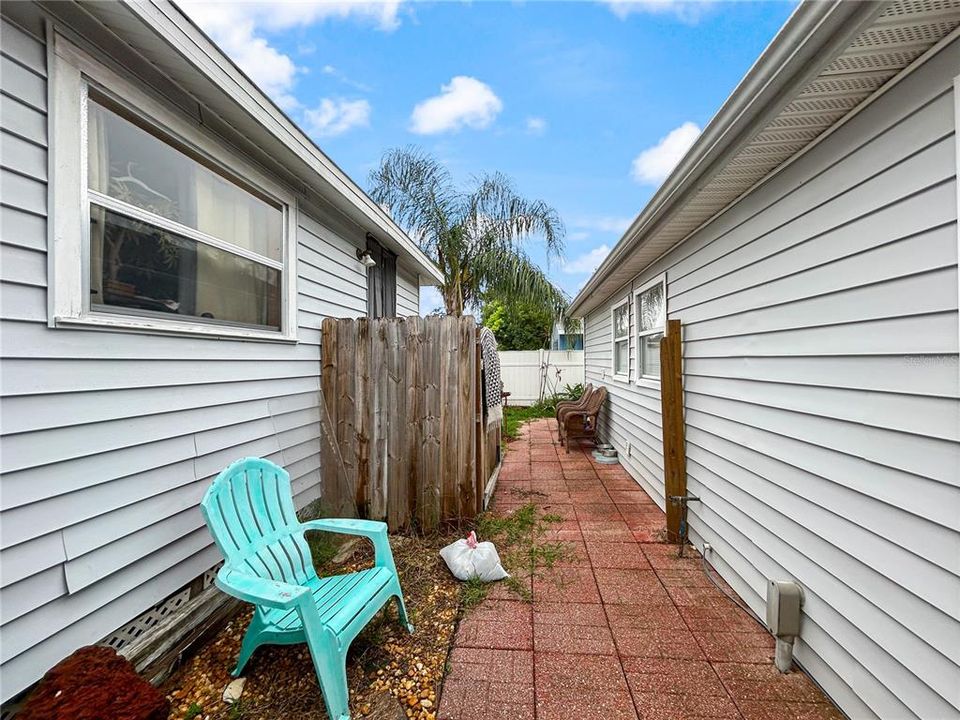 Под контрактом: $319,000 (4 спален, 2 ванн, 1078 Квадратных фут)