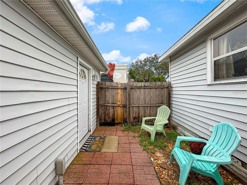 Под контрактом: $319,000 (4 спален, 2 ванн, 1078 Квадратных фут)