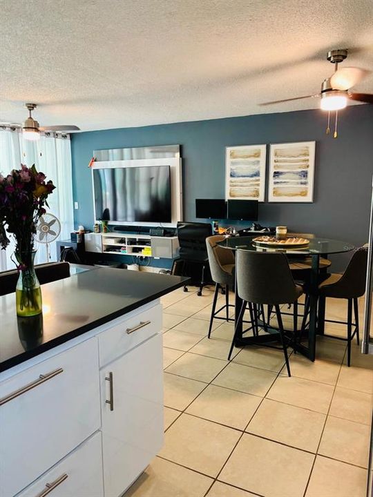 For Sale: $235,000 (2 beds, 1 baths, 974 Square Feet)