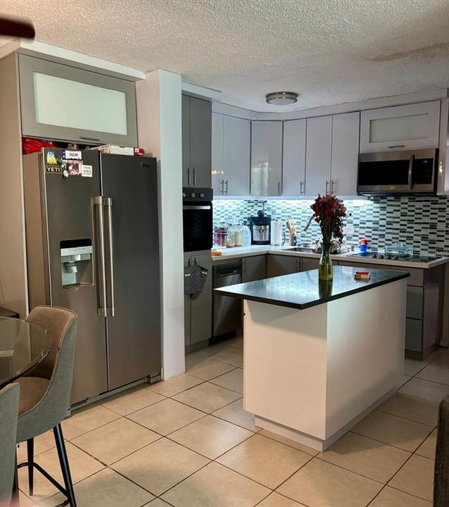 For Sale: $235,000 (2 beds, 1 baths, 974 Square Feet)