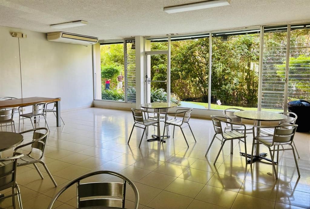 For Sale: $235,000 (2 beds, 1 baths, 974 Square Feet)