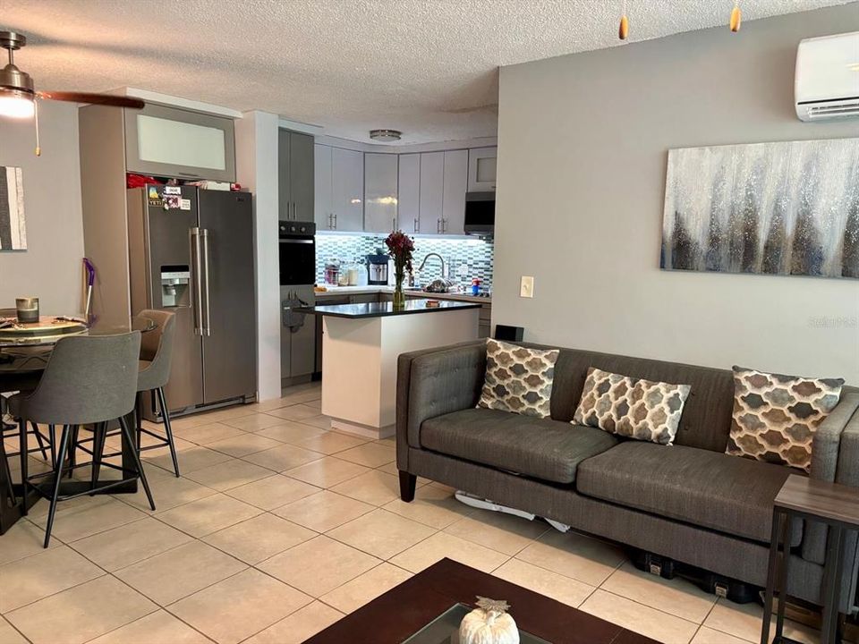 For Sale: $235,000 (2 beds, 1 baths, 974 Square Feet)