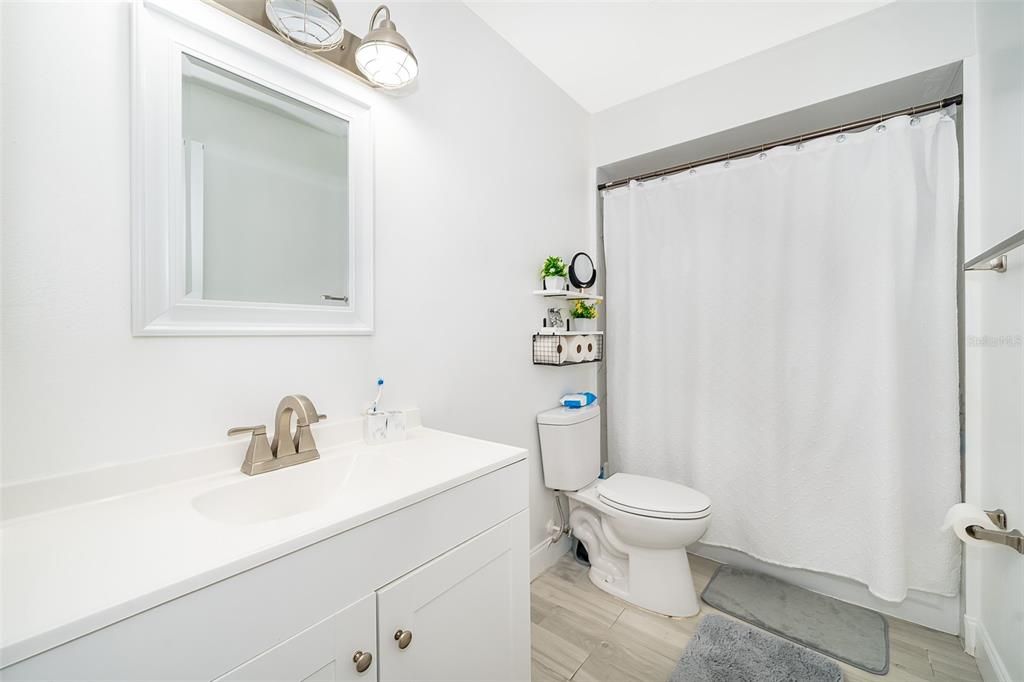 Под контрактом: $237,500 (3 спален, 2 ванн, 1000 Квадратных фут)