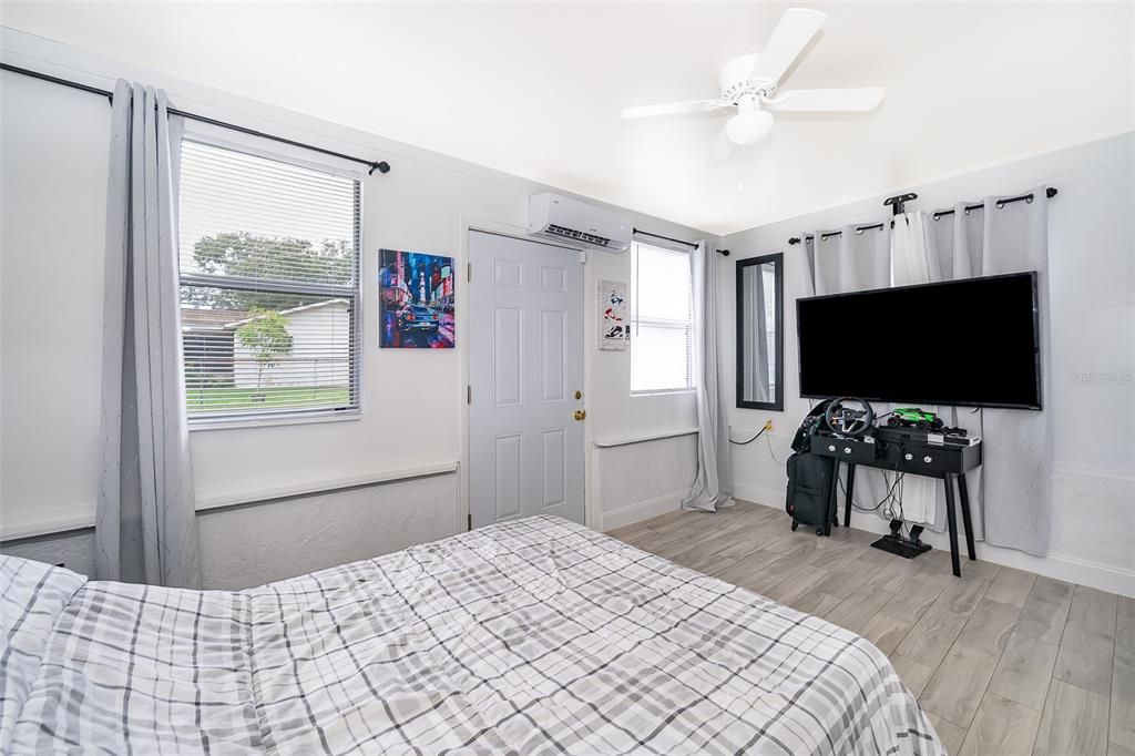 Под контрактом: $237,500 (3 спален, 2 ванн, 1000 Квадратных фут)