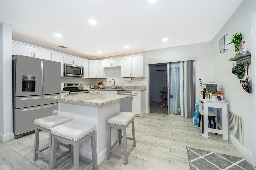 Под контрактом: $237,500 (3 спален, 2 ванн, 1000 Квадратных фут)