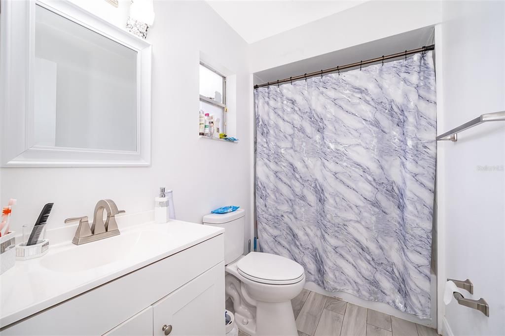 Под контрактом: $237,500 (3 спален, 2 ванн, 1000 Квадратных фут)