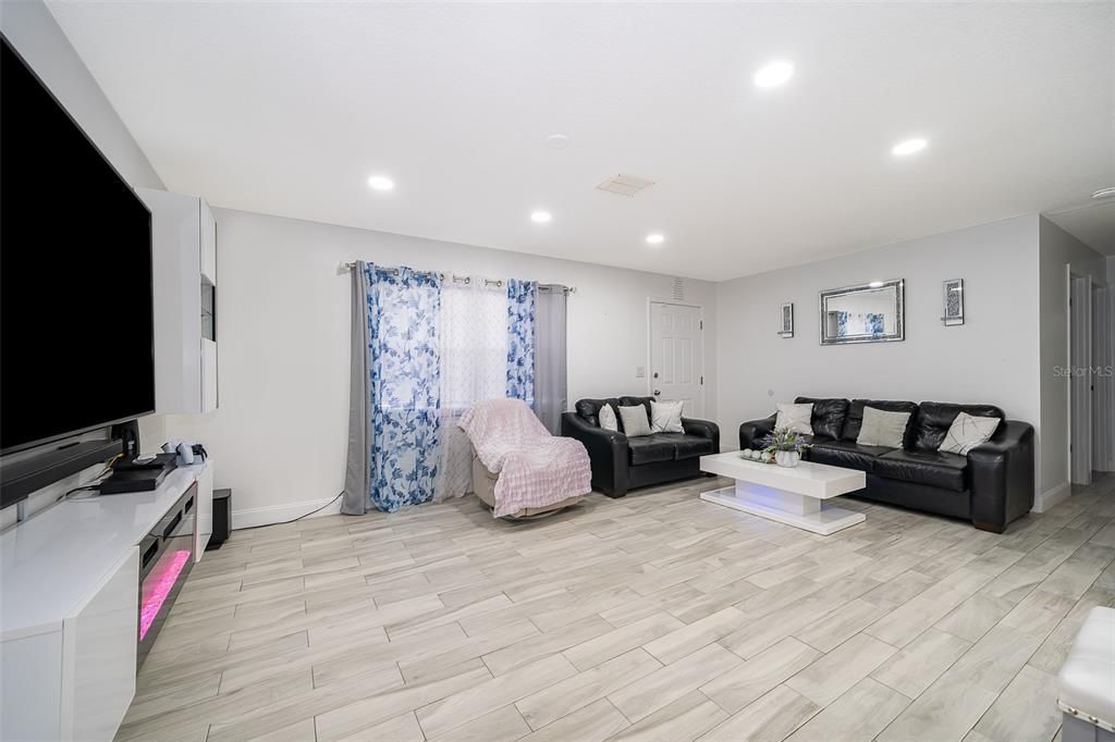 Под контрактом: $237,500 (3 спален, 2 ванн, 1000 Квадратных фут)