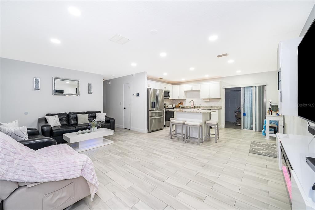 Под контрактом: $237,500 (3 спален, 2 ванн, 1000 Квадратных фут)