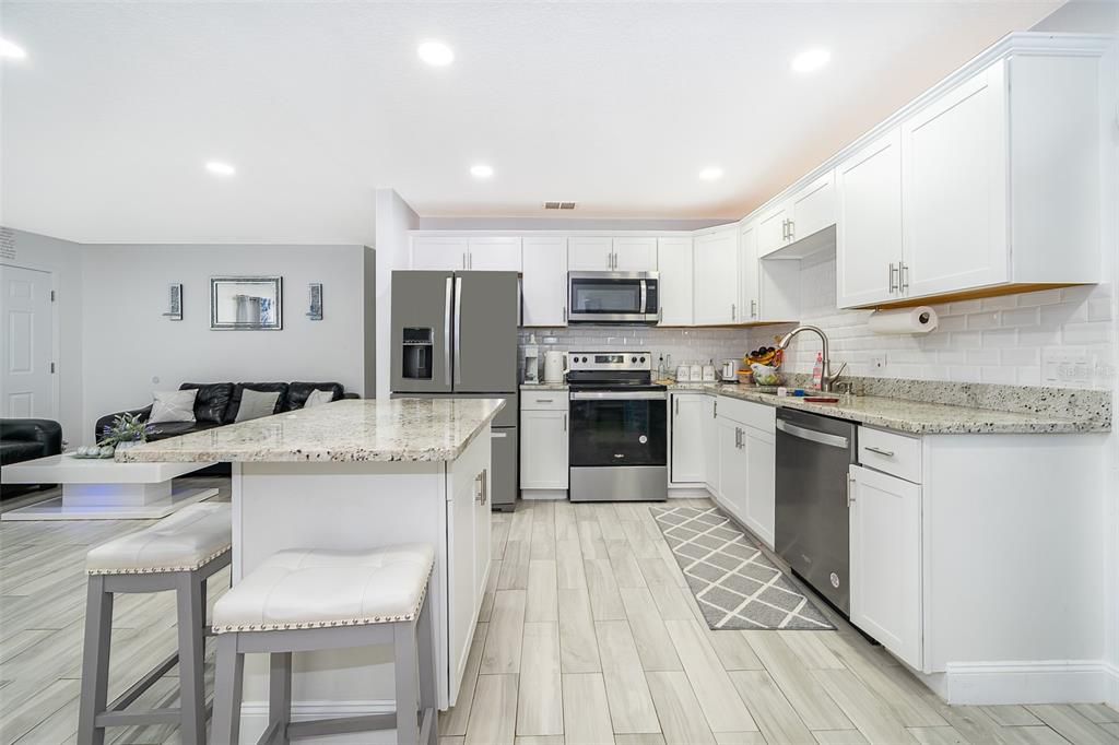 Под контрактом: $237,500 (3 спален, 2 ванн, 1000 Квадратных фут)