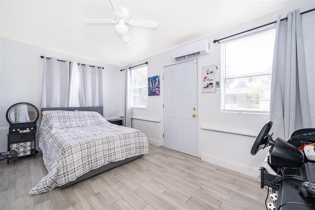 Под контрактом: $237,500 (3 спален, 2 ванн, 1000 Квадратных фут)