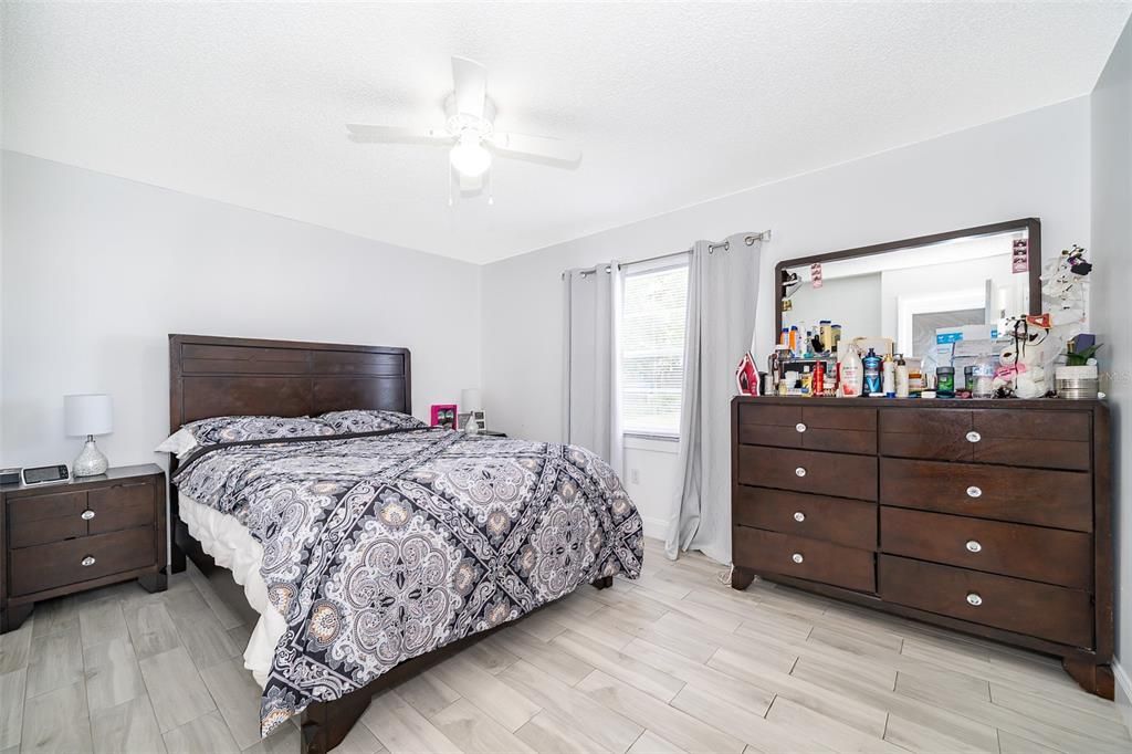 Под контрактом: $237,500 (3 спален, 2 ванн, 1000 Квадратных фут)