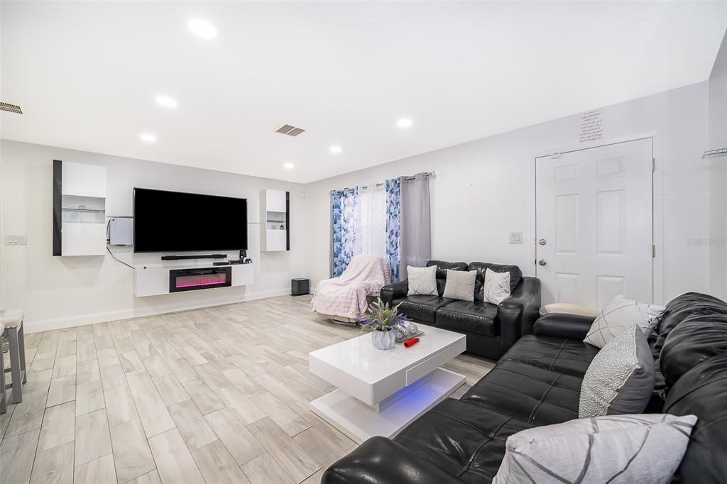 Под контрактом: $237,500 (3 спален, 2 ванн, 1000 Квадратных фут)