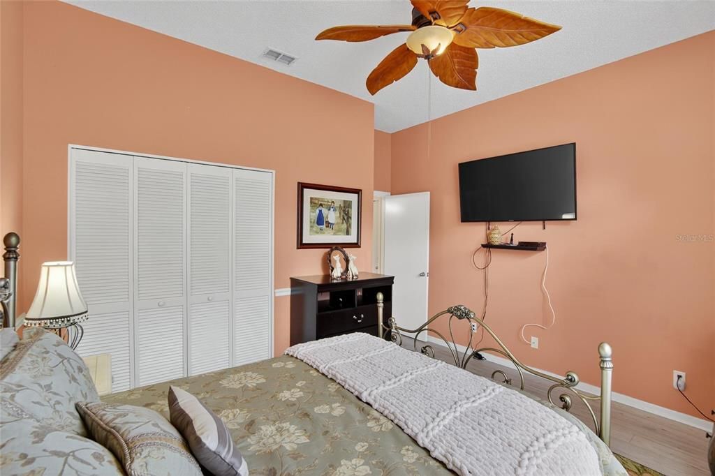 Activo con contrato: $399,000 (3 camas, 3 baños, 2279 Pies cuadrados)