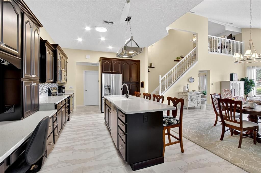 Activo con contrato: $399,000 (3 camas, 3 baños, 2279 Pies cuadrados)