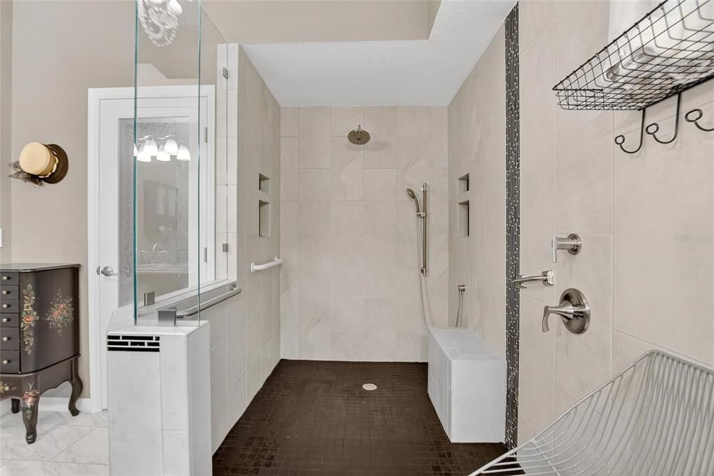 Activo con contrato: $399,000 (3 camas, 3 baños, 2279 Pies cuadrados)