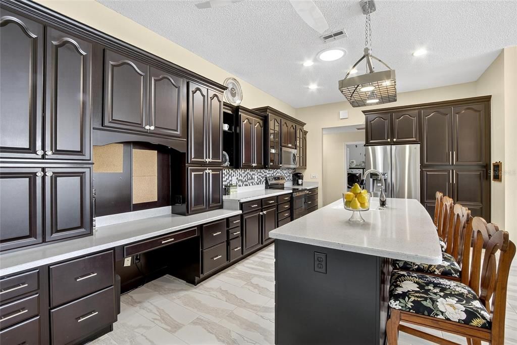 Activo con contrato: $399,000 (3 camas, 3 baños, 2279 Pies cuadrados)