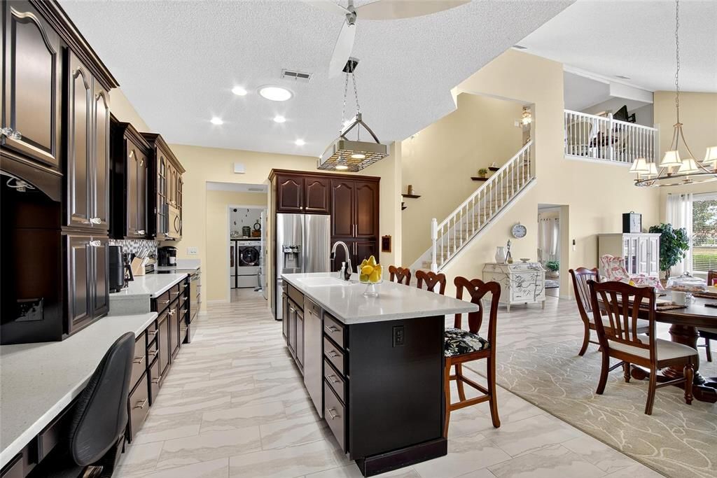 Activo con contrato: $399,000 (3 camas, 3 baños, 2279 Pies cuadrados)