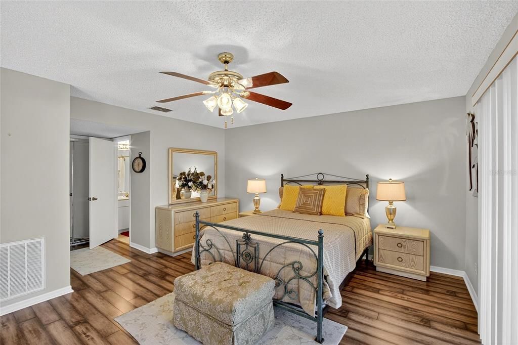 Activo con contrato: $399,000 (3 camas, 3 baños, 2279 Pies cuadrados)