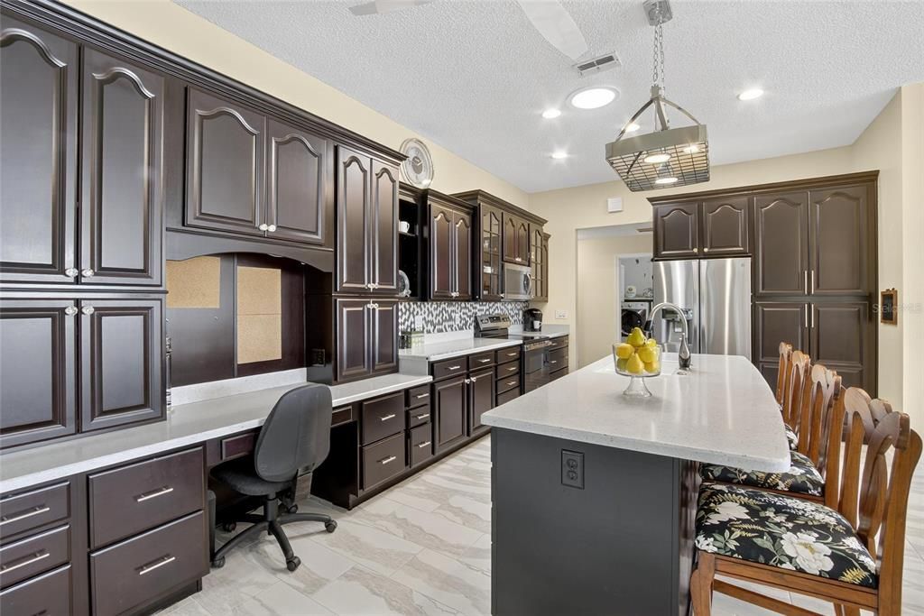 Activo con contrato: $399,000 (3 camas, 3 baños, 2279 Pies cuadrados)