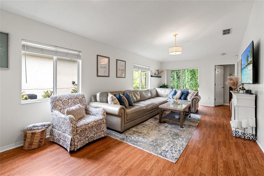 На продажу: $325,000 (3 спален, 2 ванн, 1188 Квадратных фут)