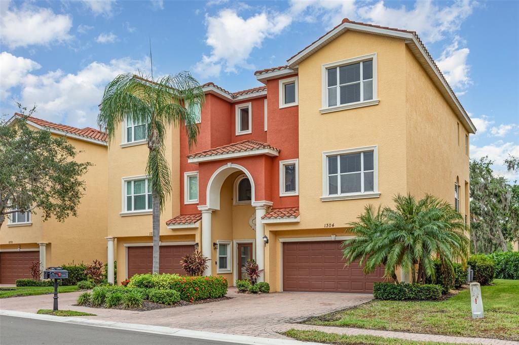 For Sale: $550,000 (3 beds, 4 baths, 2848 Square Feet)