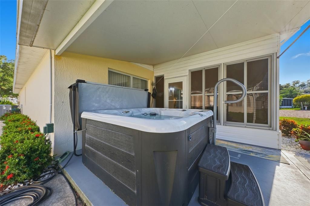 Active With Contract: $324,900 (2 beds, 2 baths, 1364 Square Feet)