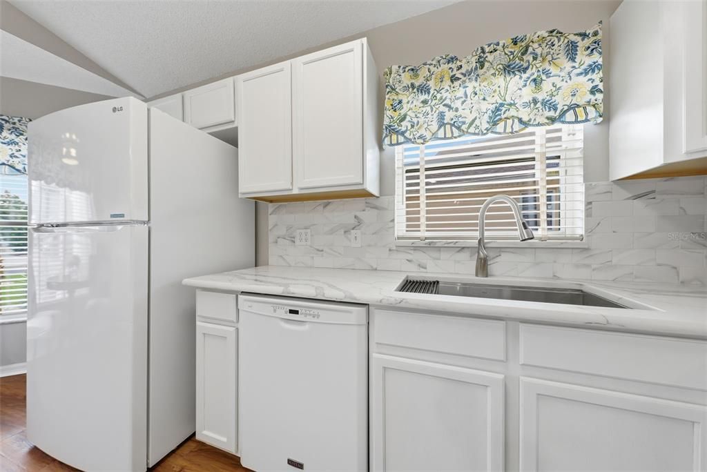 Active With Contract: $324,900 (2 beds, 2 baths, 1364 Square Feet)