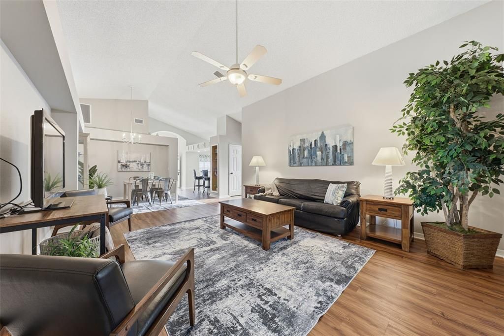 Active With Contract: $324,900 (2 beds, 2 baths, 1364 Square Feet)