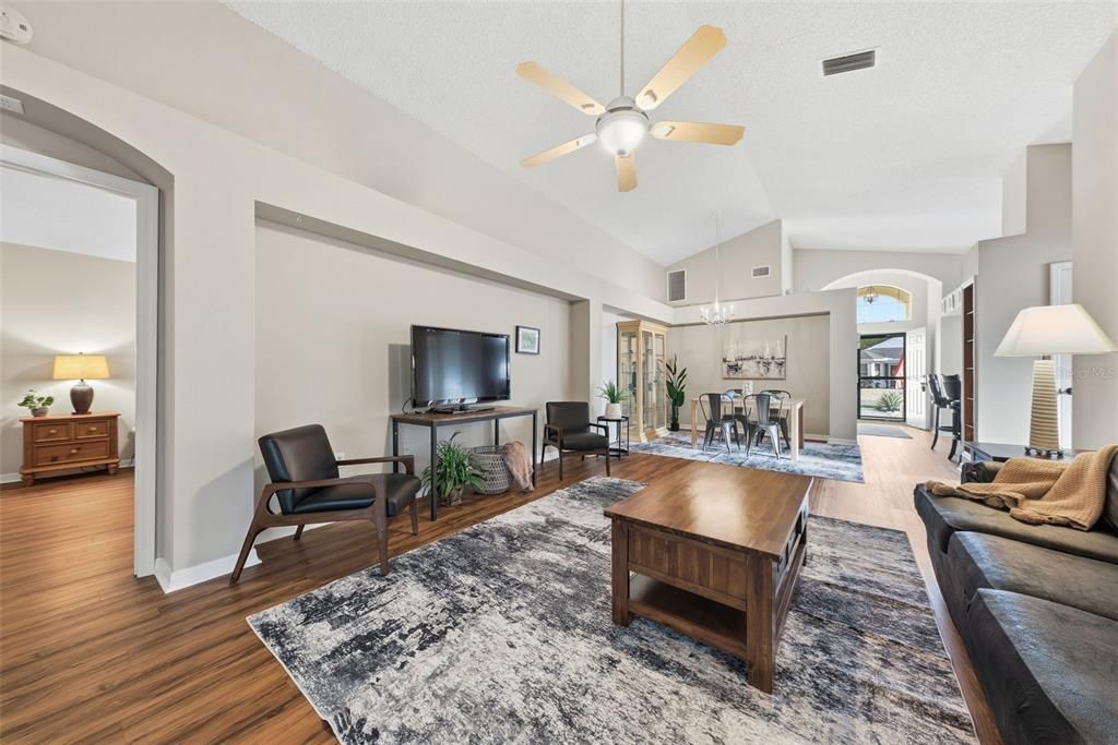 Active With Contract: $324,900 (2 beds, 2 baths, 1364 Square Feet)