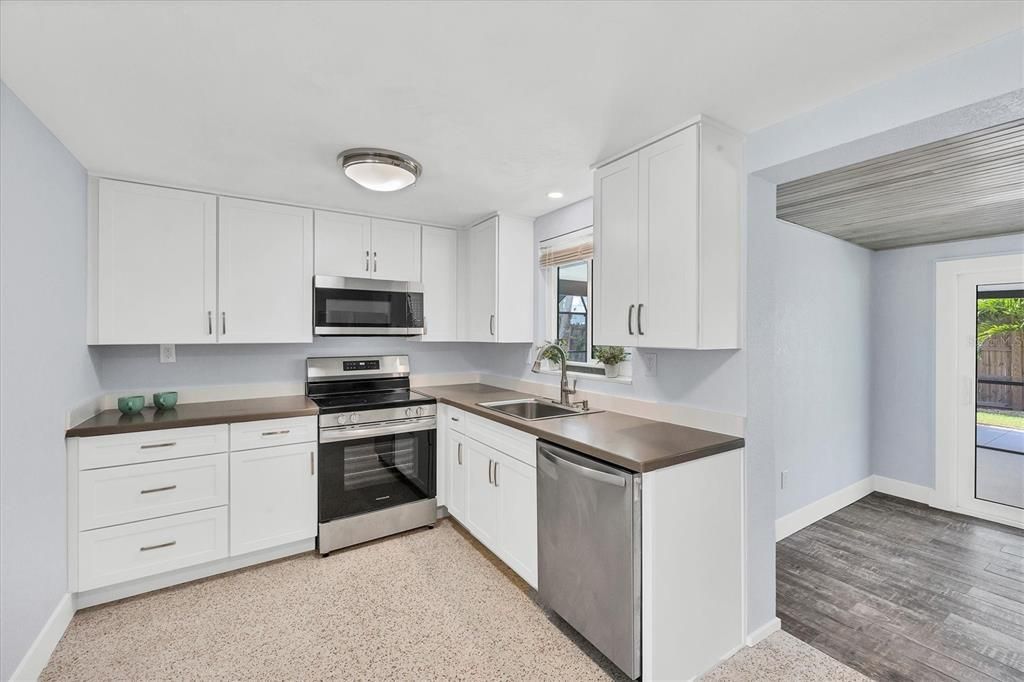 Active With Contract: $530,000 (3 beds, 2 baths, 1324 Square Feet)