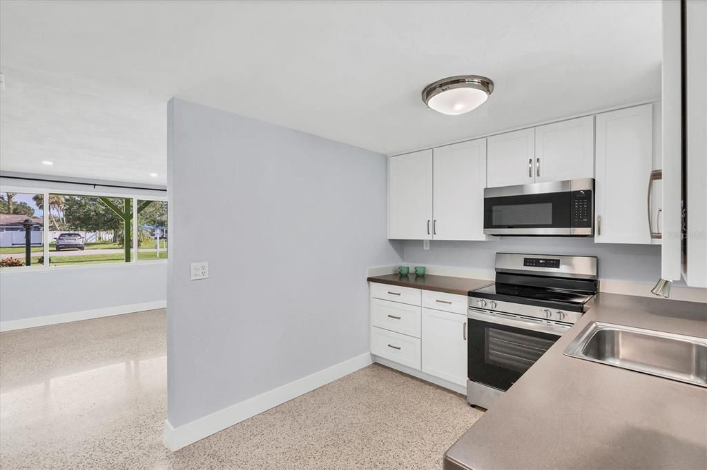 Active With Contract: $530,000 (3 beds, 2 baths, 1324 Square Feet)